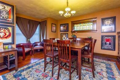 Spacious dining room with bay window and lovely st