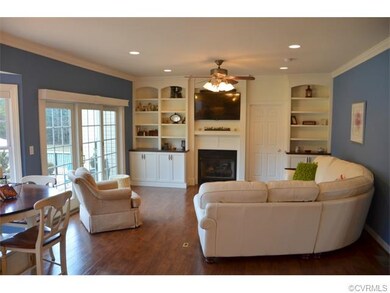 Family Room (16x24): Built-in cabinets & bookshelv