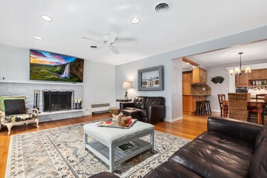 2307 Robincrest Ln, Glenview, IL 60025 - photo 4