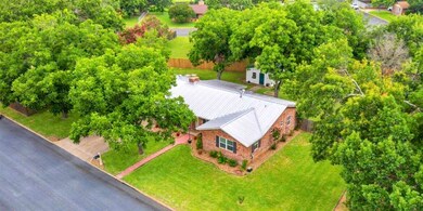 302 Westmoor St, Fredericksburg, TX 78624 - photo 4