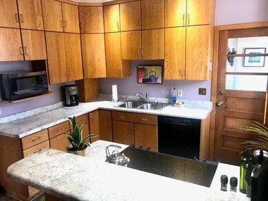 Kitchen appliances are included in the sale!