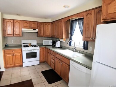 Country kitchen, eat-in, all appliances included!