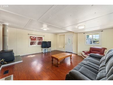 Living Room/Entrance