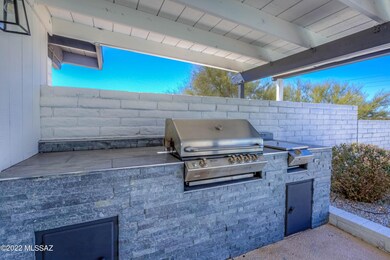 Custom Built-In Natural Gas Grill