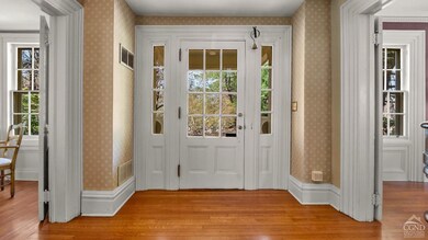 6 Foyer
