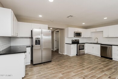 006-photo-kitchen-11684459