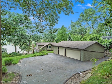 winding driveway to 3 car garage