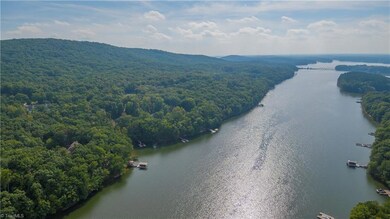 Beautiful view of the calming waters of lake life