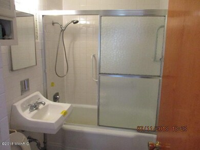 110 Buckeye St, Three Oaks, MI 49128 - photo 4