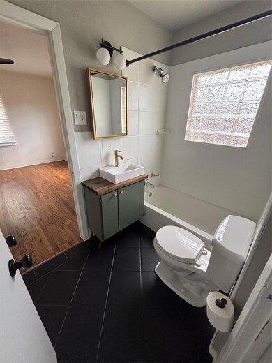 Bathroom with vanity, toilet, washtub / shower co