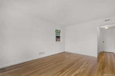 330 Harvard Rd S unit Whole House, Garden City, NY 11530 - photo 2