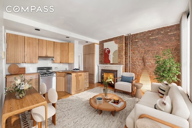 5-7 Charles St unit 3-R, New York City, NY 10011 - photo 5