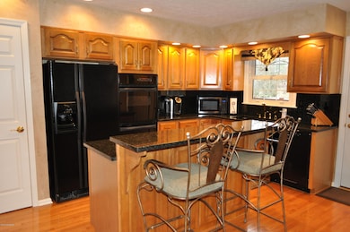 8523 Burlingame Rd, Louisville, KY 40219 - photo 6