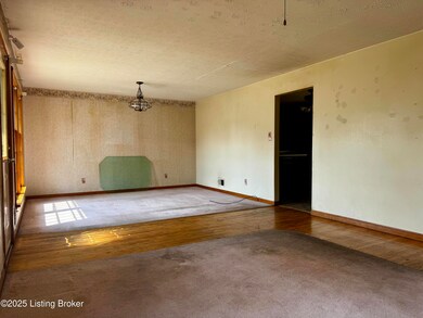 6105 Rocky Mountain Dr, Louisville, KY 40219 - photo 4