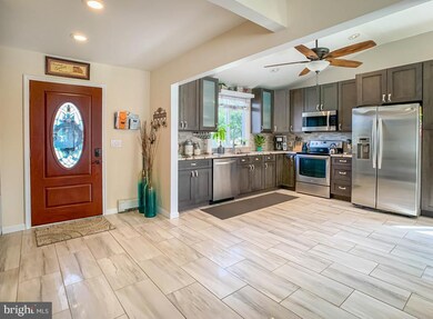 6 Horseshoe Ln, Levittown, PA 19055 - photo 4