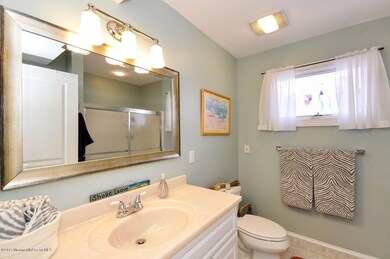 202 W 18th St bath