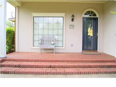 Great entrance with bricked area