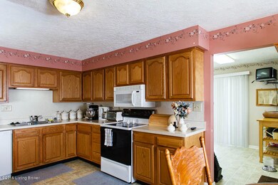 6119 Herron Ct, Louisville, KY 40229 - photo 6