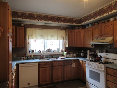 543 Pleasant St, West Rutland, VT 05777 - photo 2