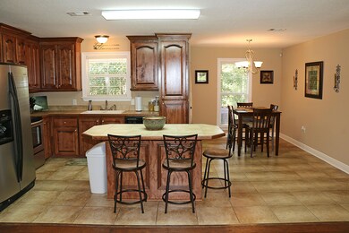 Kitchen & Dining