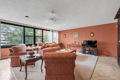 10-01 162nd St unit 4A, Whitestone, NY 11357 - photo 2