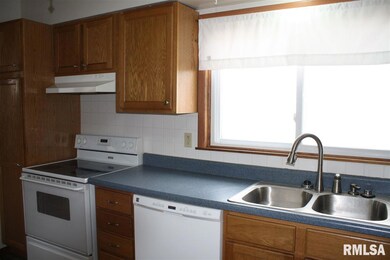 1527 Parklane Dr, Bettendorf, IA 52722 - photo 4