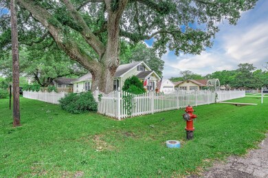 512 S Jackson St, Alvin, TX 77511 - photo 7