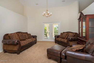 LARGE LIVING ROOM OVERLOOKING PATIO