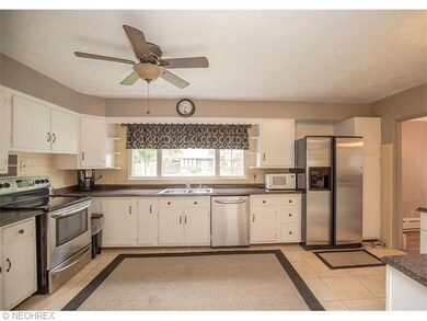 Spacious Kitchen with ceramic tile, great Natural 