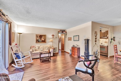 03-3104 N Broadway-3
