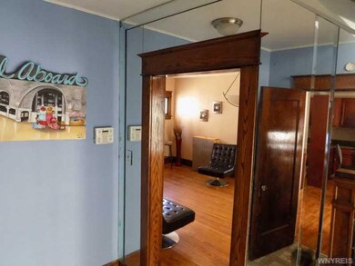 Foyer. Beautifully mirrored entrance