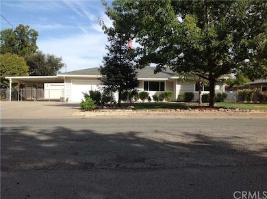 Detached garage in back!! 
