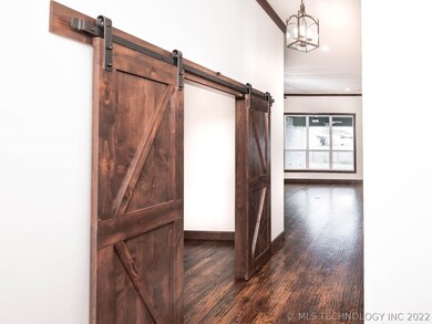 Enter into rustic elegance! Flex room with barn do