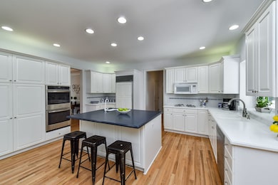 36W244 Fieldcrest Dr, Saint Charles, IL 60175 - photo 3