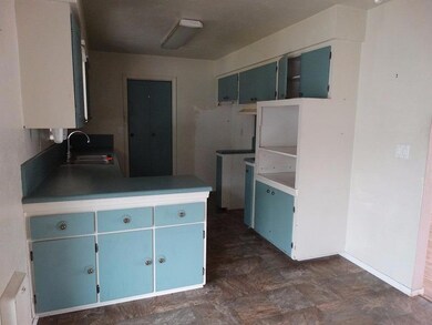 588 N 5th St, Central Point, OR 97502 - photo 4