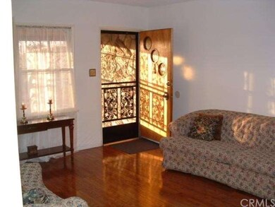 LIVINGROOM - HARDWOOD FLOORS