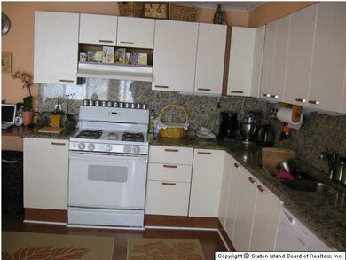 212 Essex Dr, Staten Island, NY 10314 - photo 4