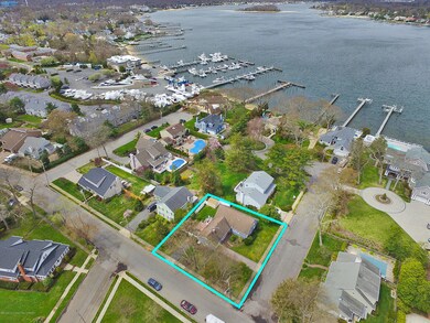 Private Cul-De-Sac Next to the River!