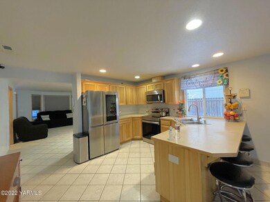 113 S Chinook St, Moxee, WA 98936 - photo 5