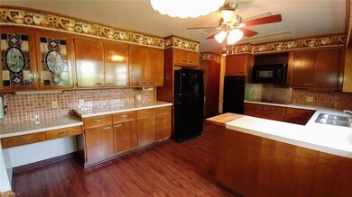 Spacious eat in kitchen with lots of maple cabinet