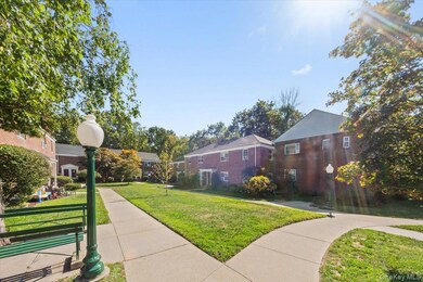 470 Tuckahoe Rd unit 4B, Yonkers, NY 10710 - photo 2