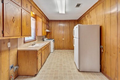 Kitchen:  Vinyl flooring, Washer/dryer hookups; do