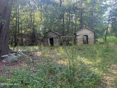 3 smaller uninhabitable structures in ba