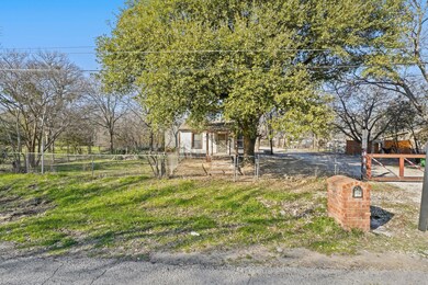 View of front of home featuring a fenced front yar
