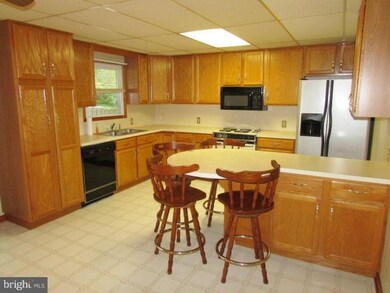 155 Meadowcreek Dr S, Chambersburg, PA 17202 - photo 2