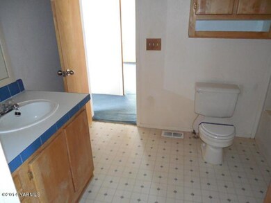 561-827660- bathroom 1
