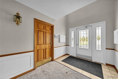Large Bright foyer Entry