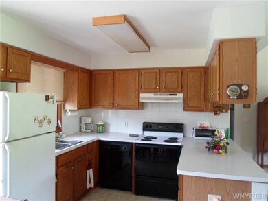 Kitchen. Efficient U-shaped work area w/open conce