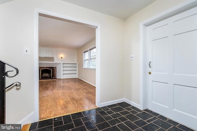 6437 Walters Woods Dr, Falls Church, VA 22044 - photo 5