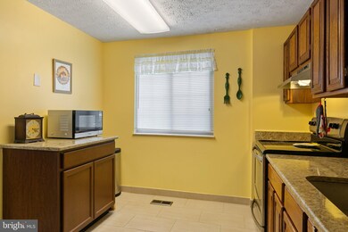 8849 Woodlawn Way, Springfield, VA 22153 - photo 6